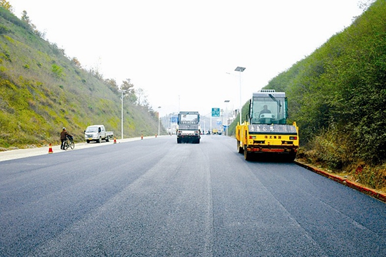 玉带飞舞城乡长路放歌房陵