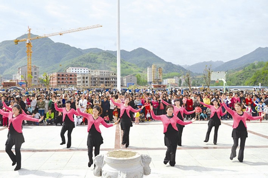 又踏层峰望眼开