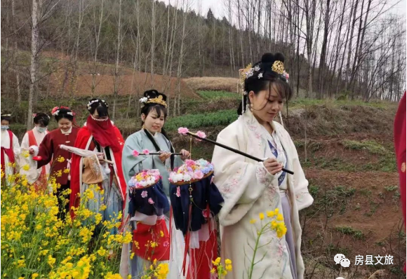 房县这群时空“穿越者”，行走在高桥村的油菜花地里......