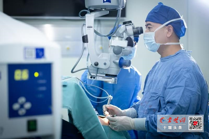 十堰人医完成全国首批散光矫正型三焦点人工晶体植入手术