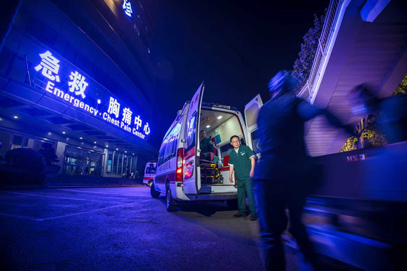 李虎年：与死神“拔河”的急诊“猛虎”