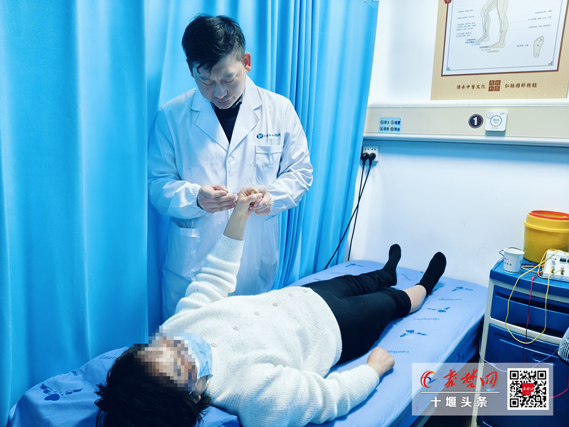 专程回国治疗，华人患者盛赞十堰人医张发“传统中医针灸技术名不虚传”！