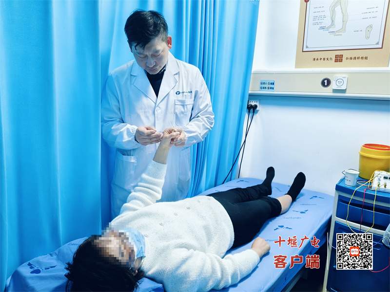 定居日本30余载 五旬阿姨为治手疾回堰寻医