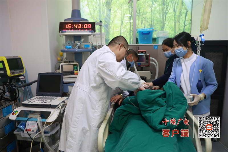 十堰人医直升机25分钟极速转运高坠伤患者