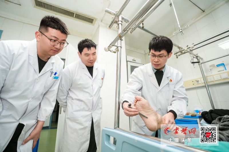 患者濒临全瘫跨省求医 十堰人医微创手术助其重获新生