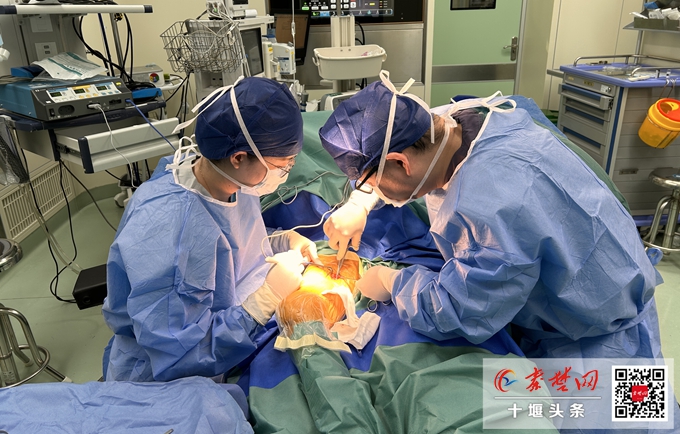 全市首例！十堰人医成功实施下肢人工血管移植动静脉内瘘术