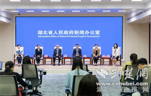 分享航空救援故事 彰显十堰天使风采 郭文萍亮相全省“一切为了人民健康”记者见面会