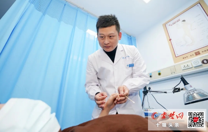 冬病夏治要趁“热”，十堰人医传统中医针灸科：“三伏贴+扶阳灸+除湿罐“助你祛寒湿、强体质