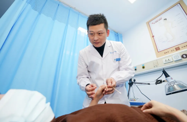 推出“三伏贴+扶阳灸+除湿罐”组合疗法，深度调理方案让身体更强健 十堰人医传统中医针灸科：冬病夏治要趁“热”