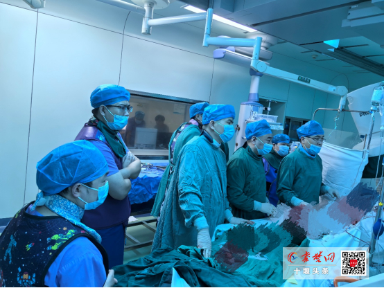 六旬老太“心门”堵塞命悬一线 十堰人医微创换瓣术让其重获新生